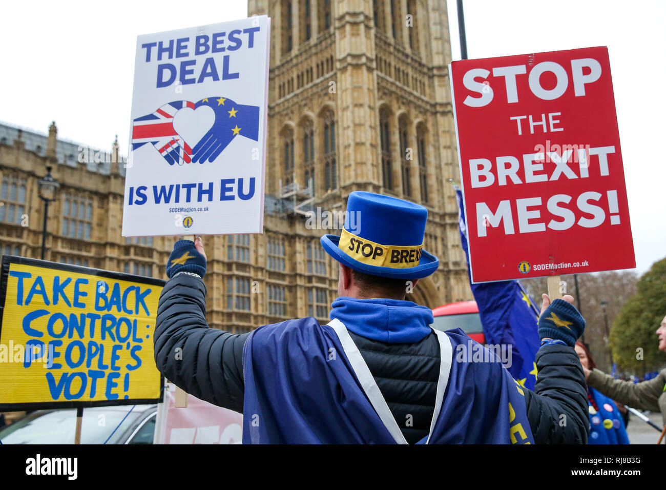 Steven Bray Gründer von sodem (Stand der Missachtung der Europäischen Bewegung) Plakate während des Protestes außerhalb der Häuser des Parlaments über Großbritannien aus der Europäischen Union Am 29. März 2019. Stockfoto