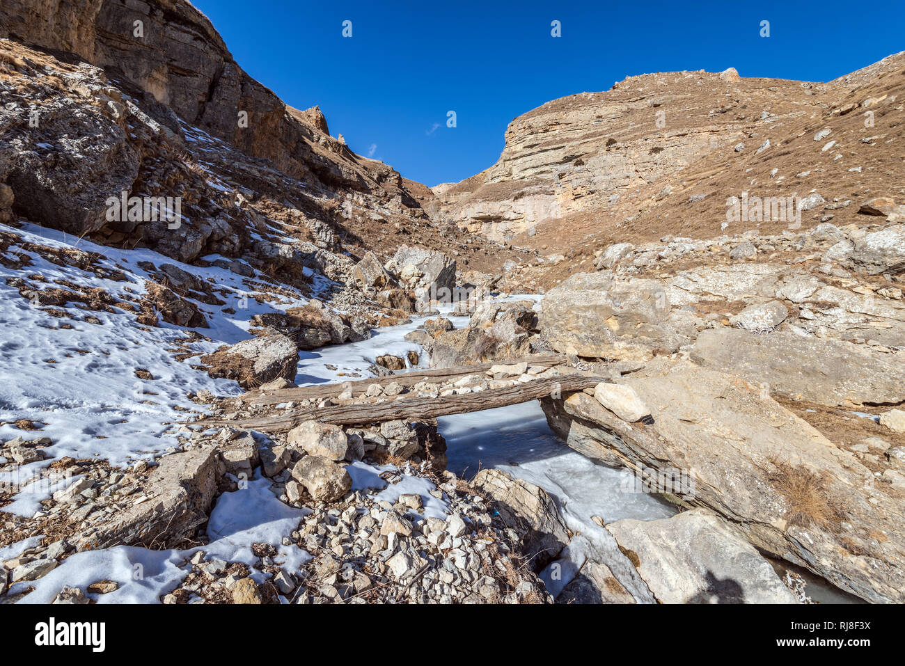 Holzbrücke über den zugefrorenen Fluss Stockfoto