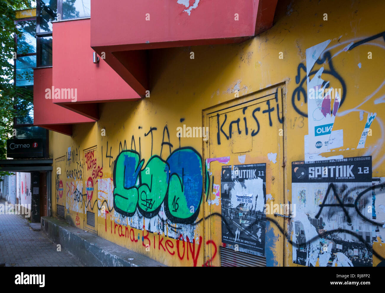 Albanien, Balkanhalbinsel, Südosteuropa, Republik Albanien, Tirana, Hauptstadt, Ish-Blloku Ex-Block Blloku, Fassade, Graffiti Stockfoto