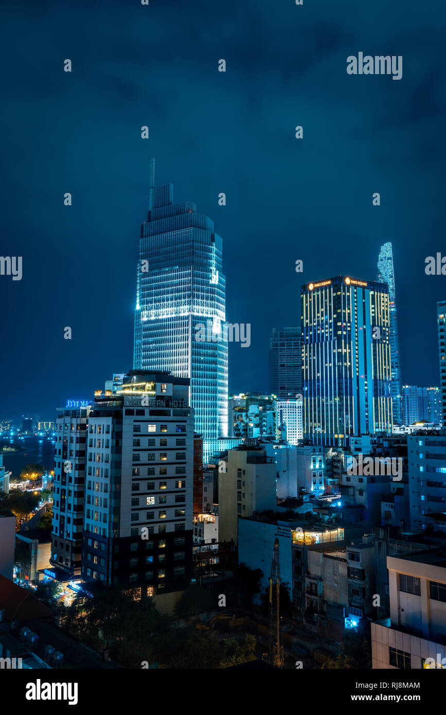 Feier. Skyline mit Feuerwerk leuchtet Himmel über Business District in Ho Chi Minh City (Saigon), Vietnam. Schöne Nacht Ansicht stadtbild. Holid Stockfoto