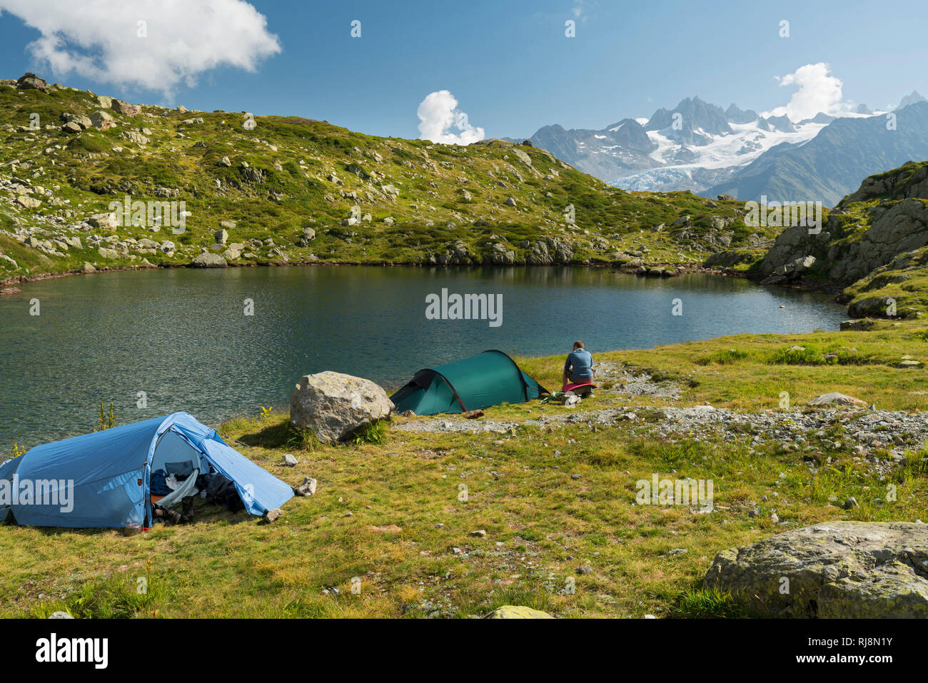 Zelte an den Lacs de Cheserys, Aiguille du Chardonnet, Aiguilles Verte, Haute-Savoie, Frankreich Stockfoto