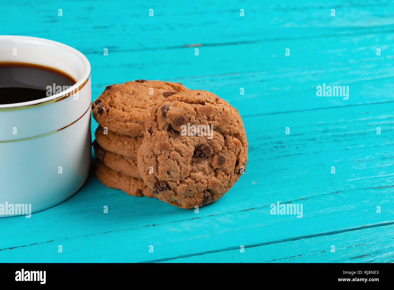 Tasse Kaffee und Stapel von sweet Cookies auf blauen Tabelle Stockfoto