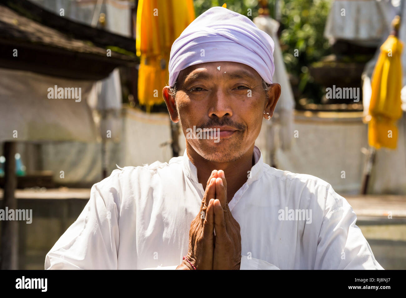 Mann betet im Tempel Pura Luhur Lempuyang Stockfoto
