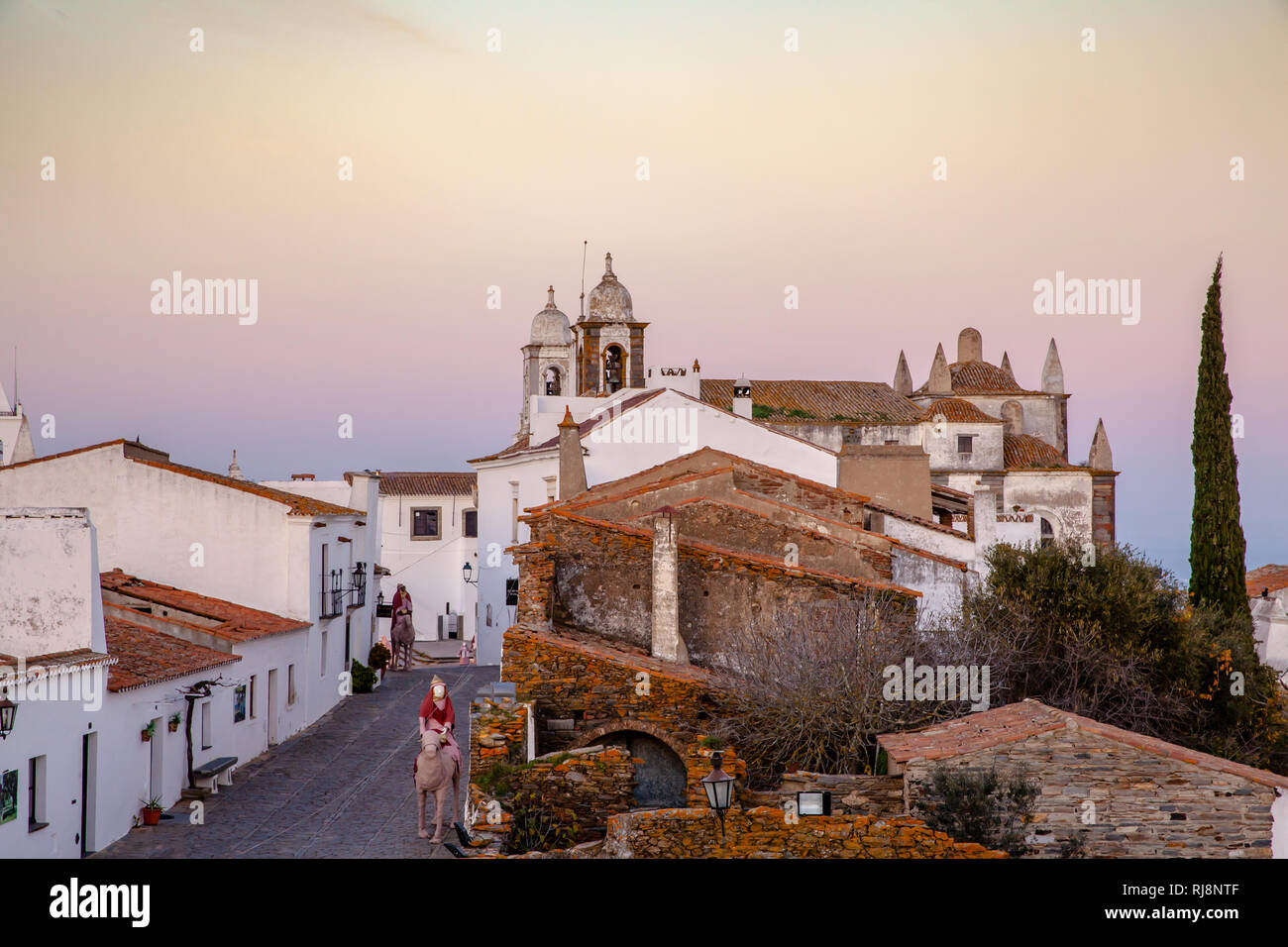 Mittelalterliches Dorf Monsaraz im Alentejo eingerichtet mit verzierten Krippenfiguren Portugal Stockfoto