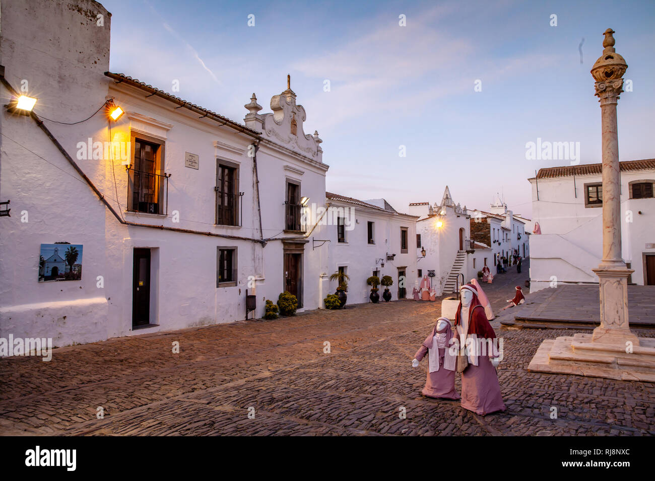 Mittelalterliches Dorf Monsaraz im Alentejo eingerichtet mit verzierten Krippenfiguren Portugal Stockfoto