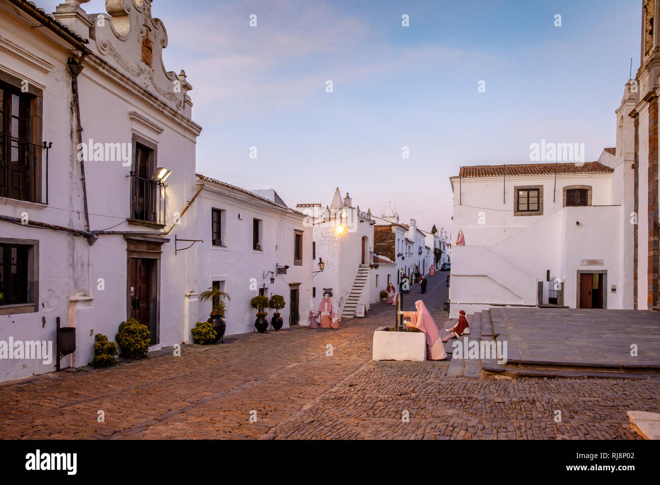 Mittelalterliches Dorf Monsaraz im Alentejo eingerichtet mit verzierten Krippenfiguren Portugal Stockfoto