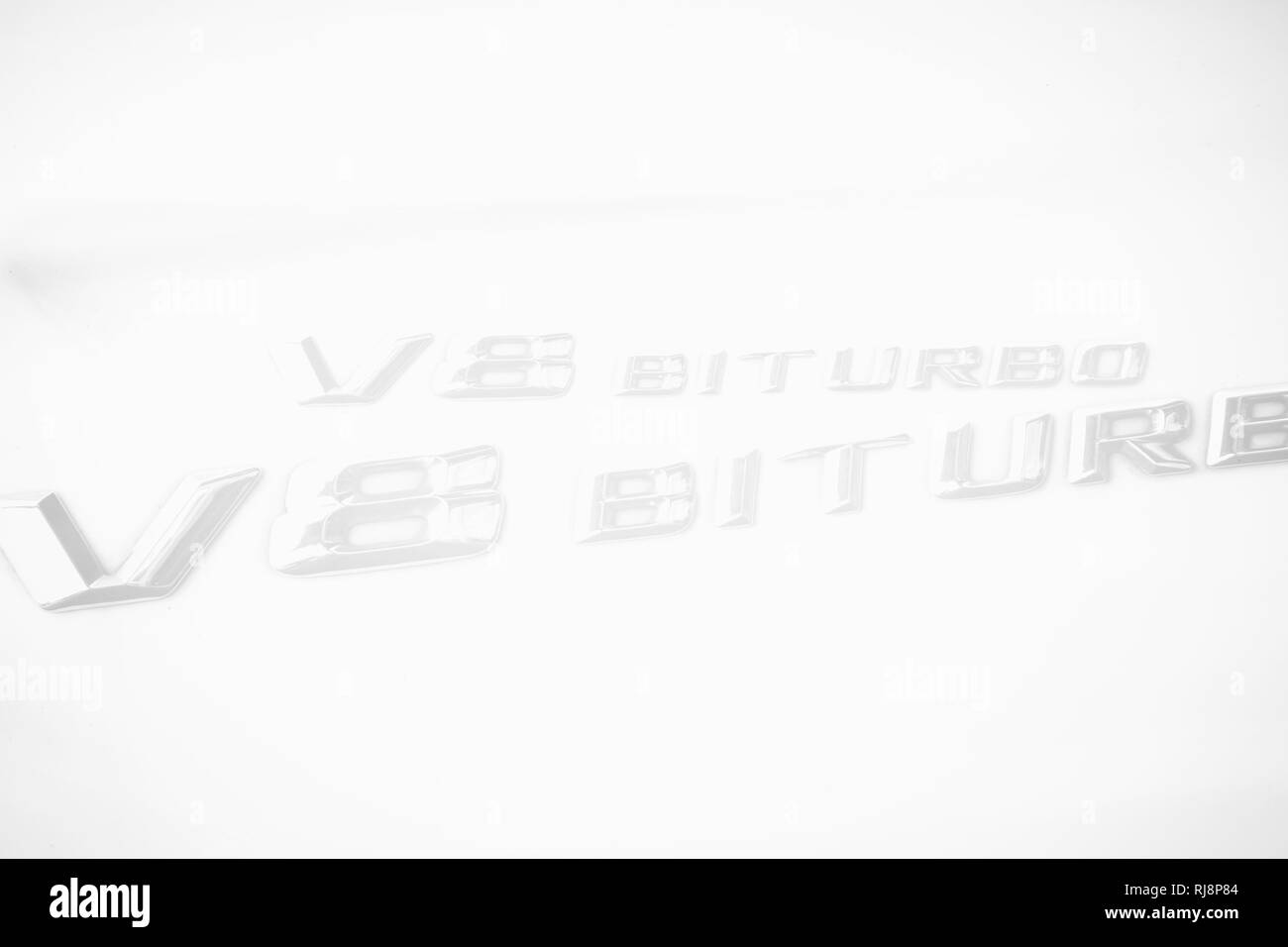 Doppelbelichtung der verchromten Plakette des V8 Mercedes AMG Biturbo Stockfoto