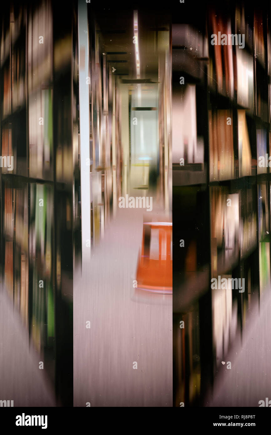 Bücherreihen in der Bibliothek des Schulgebäudes, Unschärfe Stockfoto