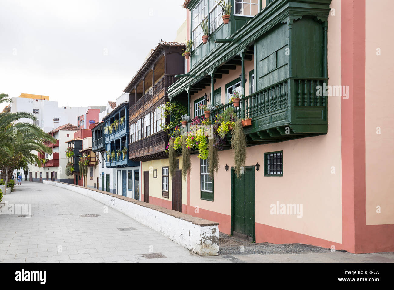 Häuserfront an der Avenida maritima, Balkonhäuser, Santa Cruz de La Palma, La Palma, Kanarische Inseln, Spanien Stockfoto