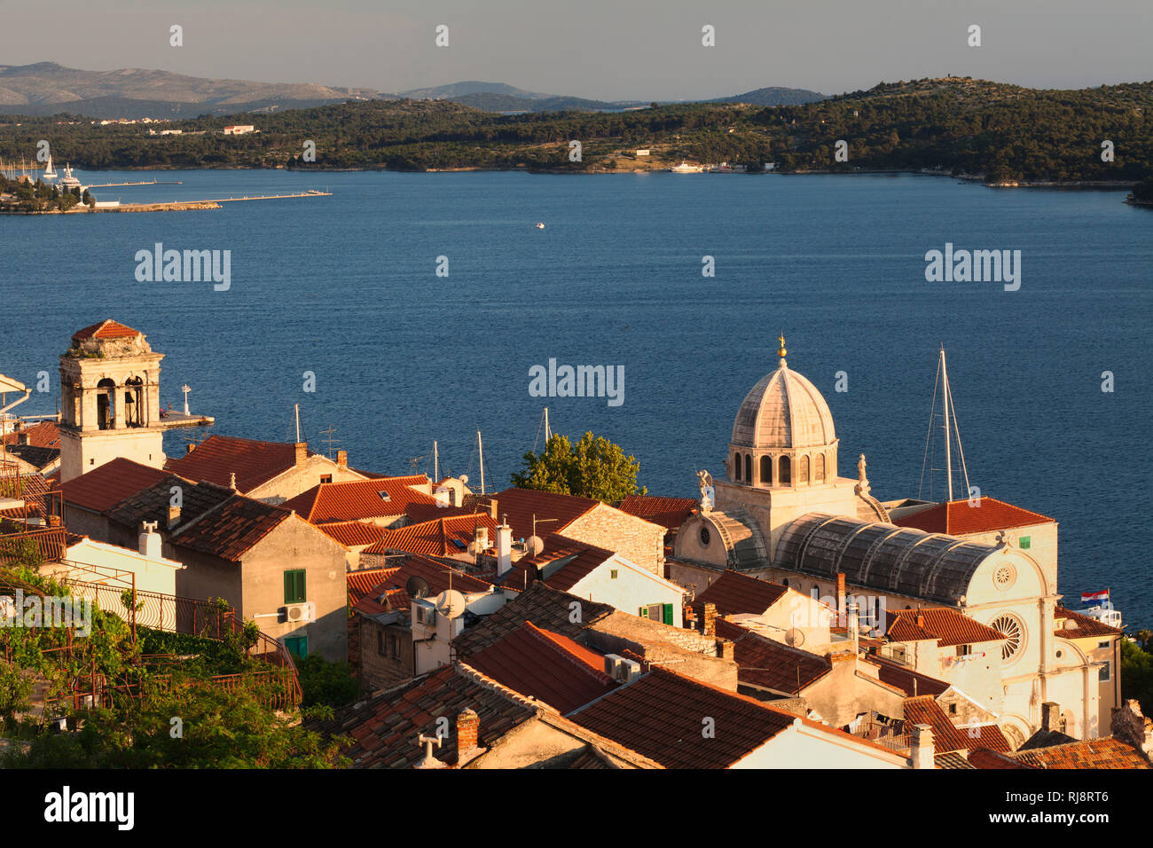 Blick über Sibenik mit der Kathedrale des Heiligen Jakob, UNESCO Weltkulturerbe, Sibenik, Dalmatien, Kroatien Stockfoto