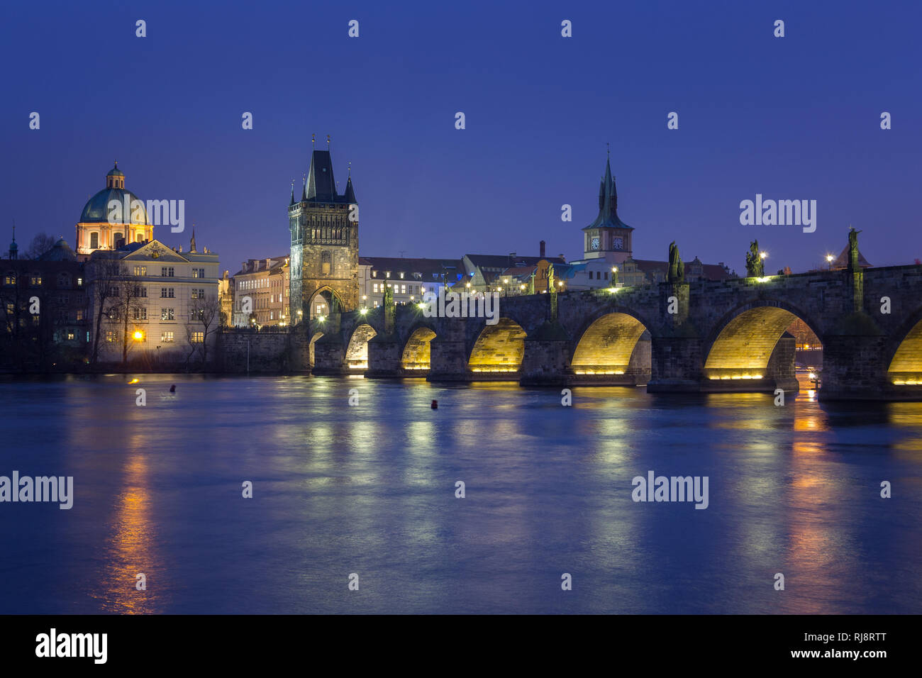 Charles Bridge bei Nacht, Prag - Tschechische Republik Stockfoto