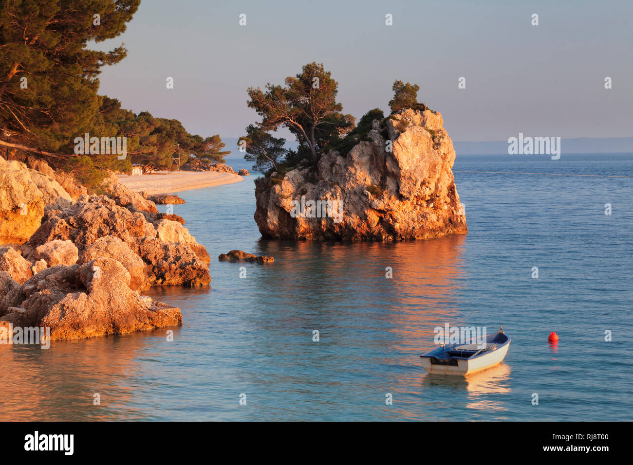 Brela Fels am Strand von Punta Rata, Brela, Makarska Riviera, Dalmatien, Kroatien Stockfoto