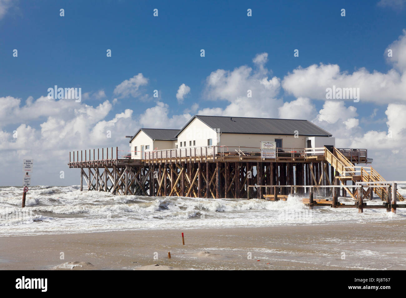 Pfahlbauten bei Flut, Sankt Peter Ording, Halbinsel Eiderstedt, Schleswig Holstein, Deutschland Stockfoto