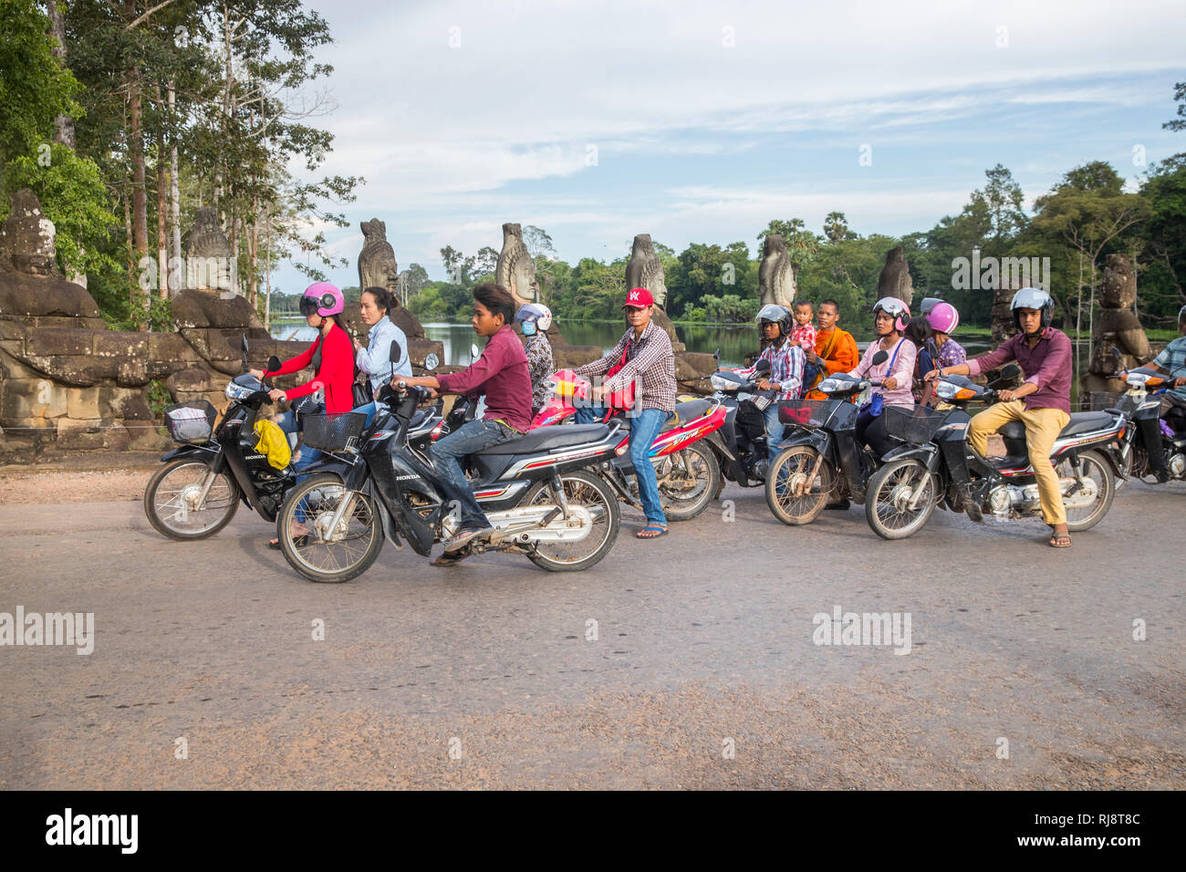 Siem Reap, Angkor, Tor Angkor Thom, ehemalige Hauptstadt groß wie Manhattan, Motorradfahrer warten auf die Durchfahrt Stockfoto