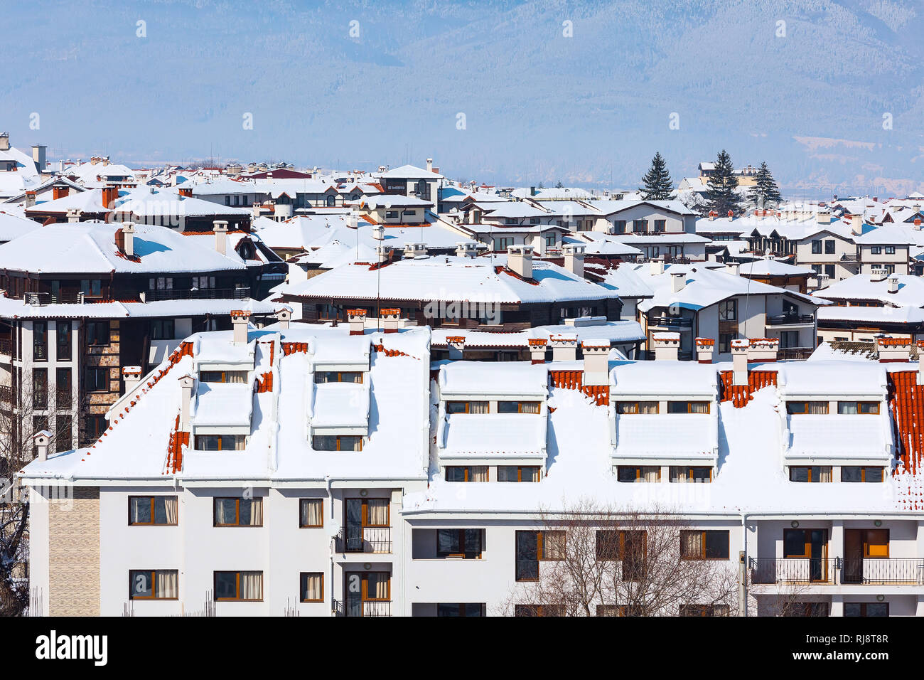 Häuser mit Schnee Dächer Panorama der bulgarischen Skigebiet Bansko, Bulgarien Stockfoto