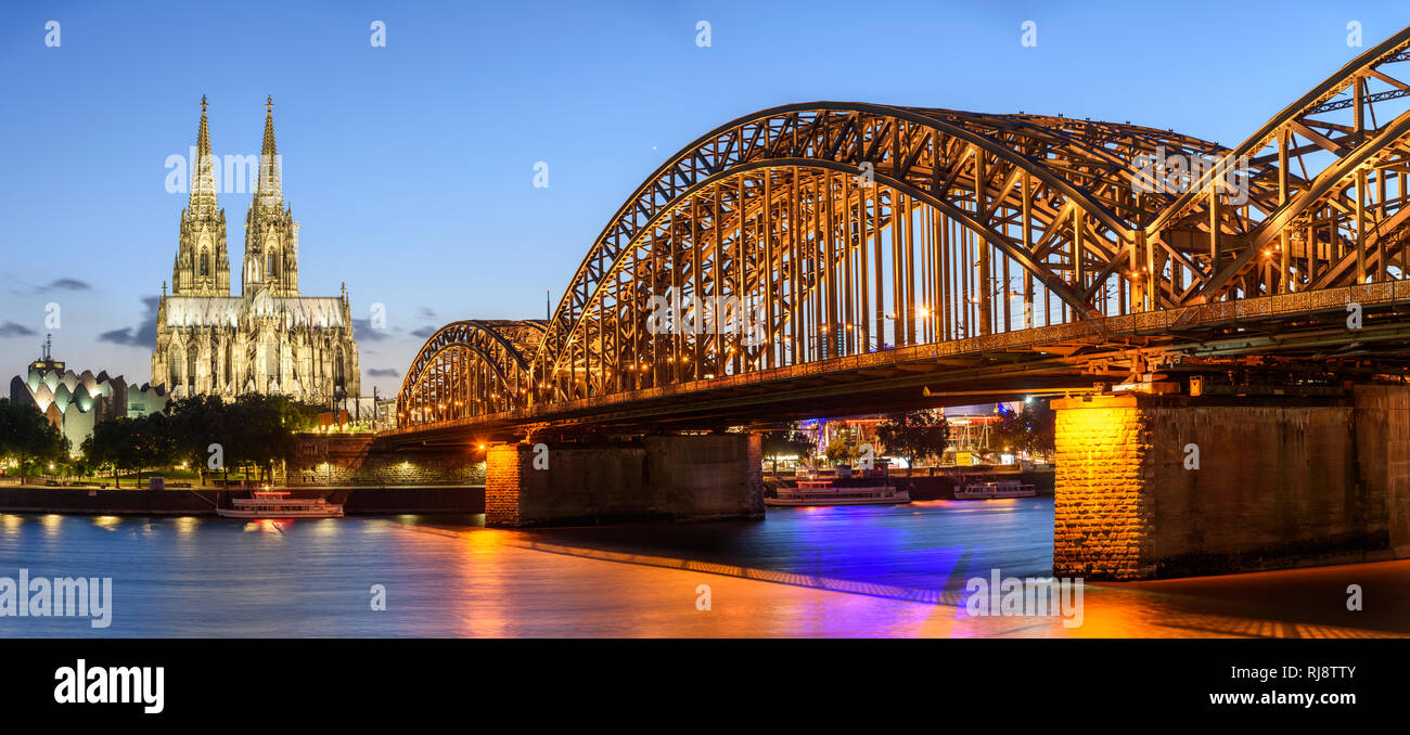 Hohenzollernbrücke ist die am stärksten eingesetzt Eisenbahnbrücke in Deutschland mit mehr als 1.200 Züge täglich, Köln. Stockfoto