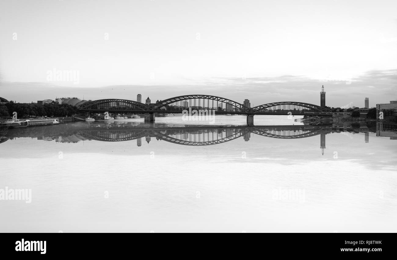 Schwarz/Weiß-Bild des berühmten Hohenzollern Brücke über Rhein, Köln Deutschland. Stockfoto