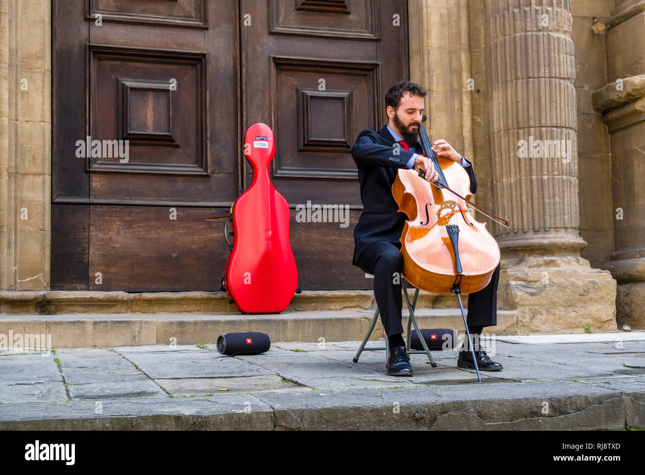 Musiker spielen ein Cello in den Straßen der Altstadt Stockfoto