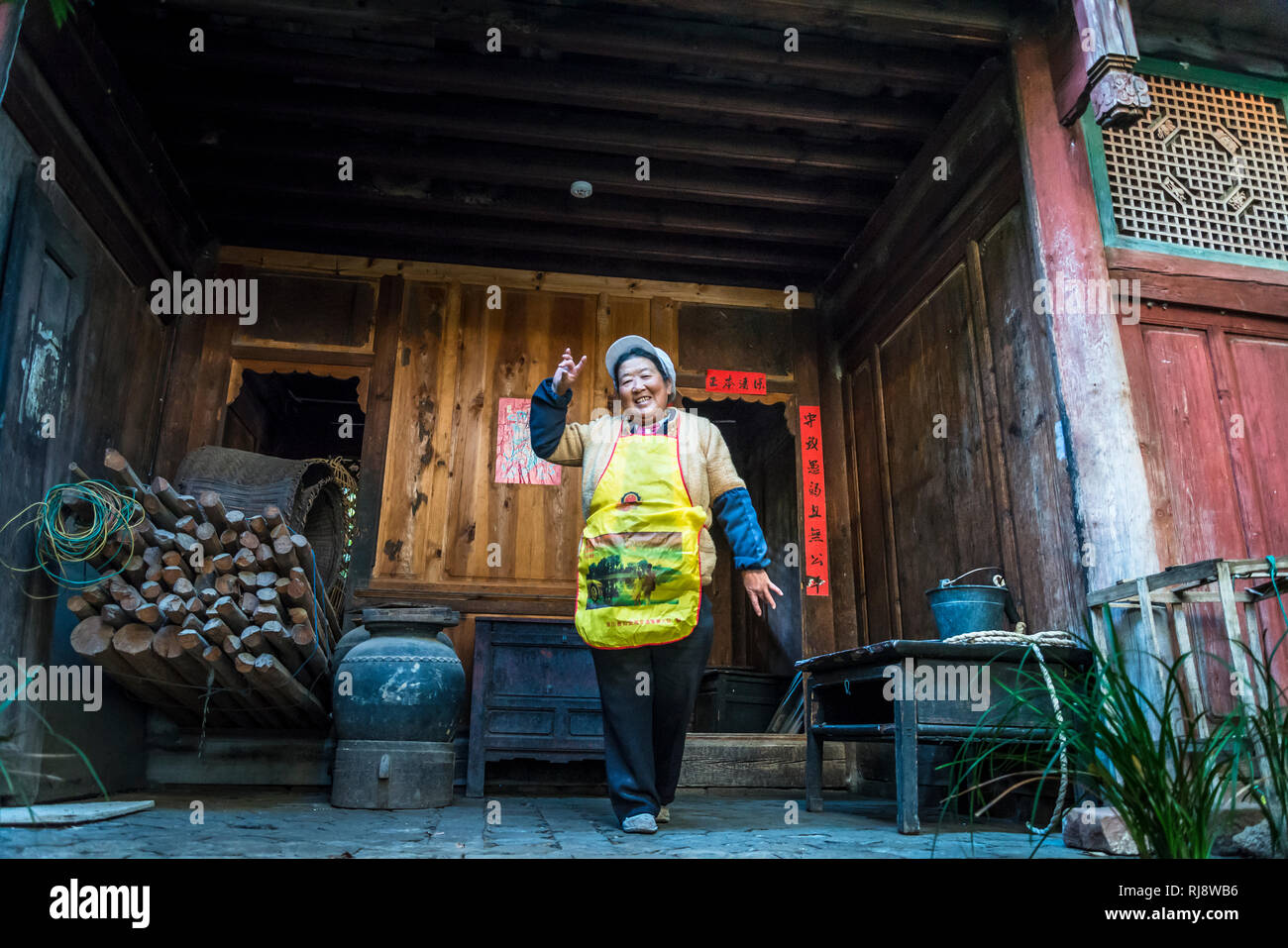 Nachkomme der Besitzer von Ouyang Innenhof - ein Beispiel mit Drei-in-eins Bai Volksarchitektur, in denen eine Wand schützt drei Residenzen, Shaxi, h Stockfoto