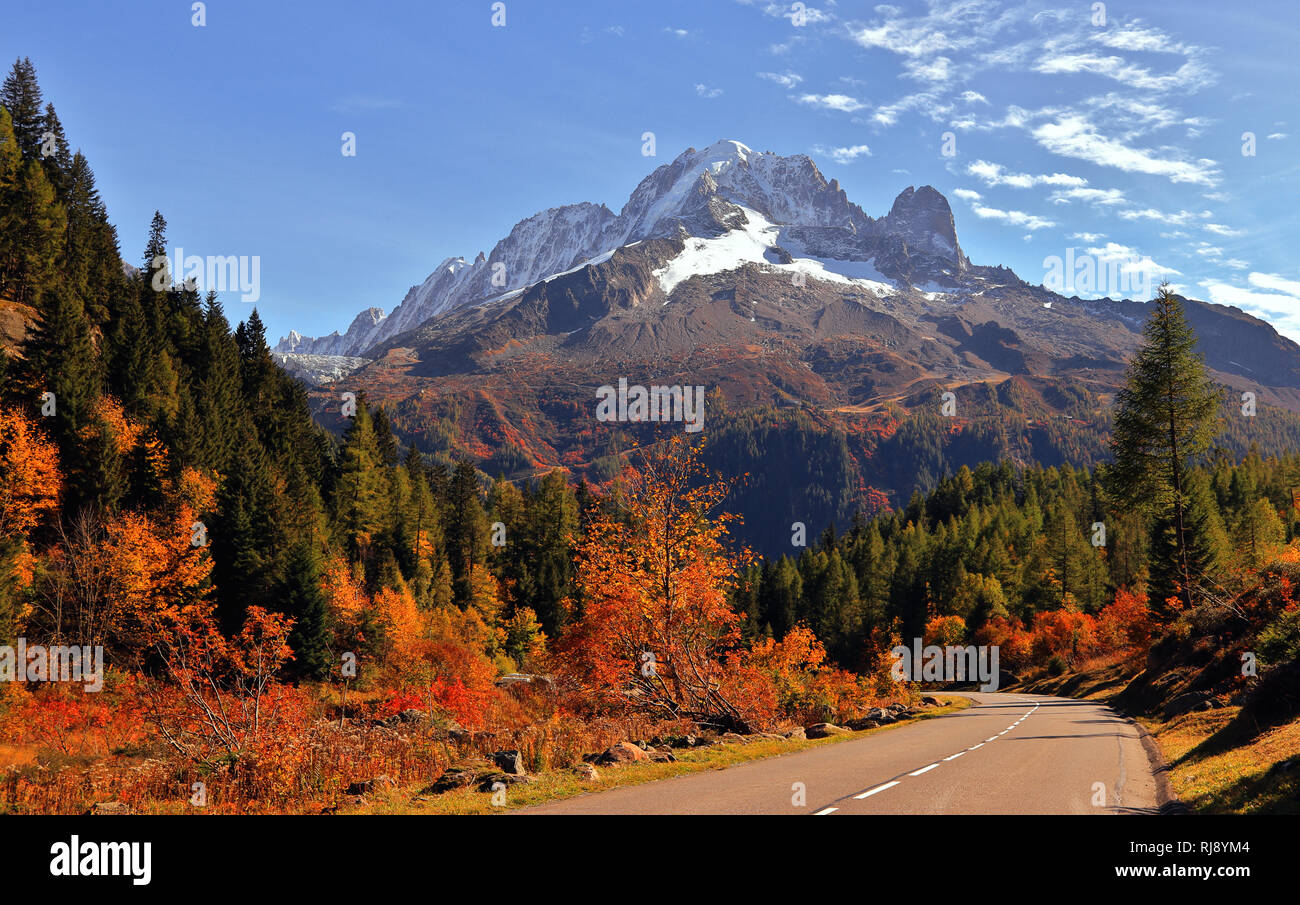 Die hohen Berge der Haute Savoie im Herbst. Die französischen Alpen in der Nähe von Voglans, Chamonix-Mont-Blanc, Frankreich. Stockfoto