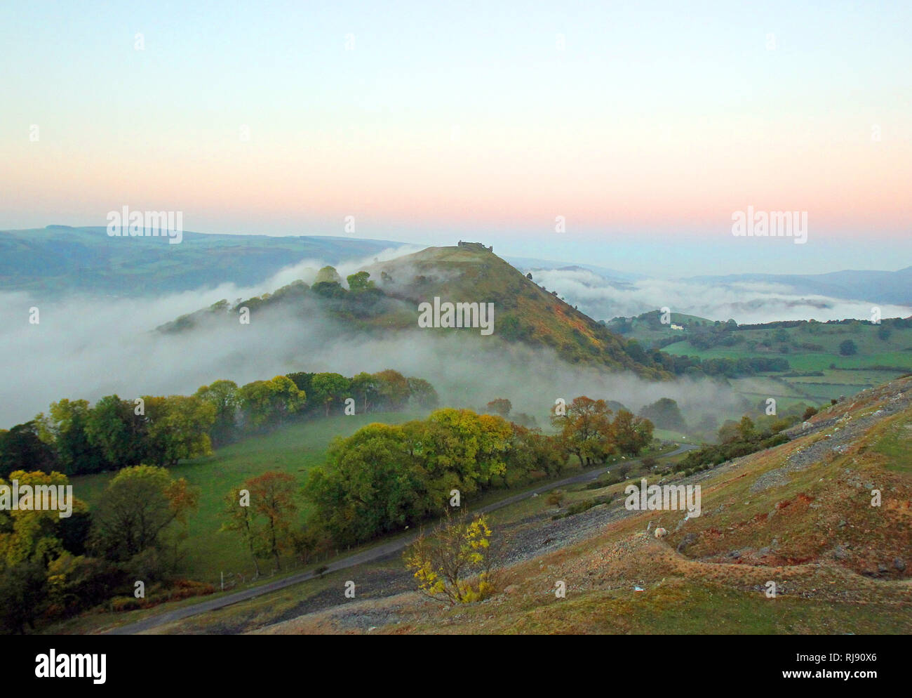 Wetter. Eine Inversion Wolkenbildung im Laufe des 13. Jahrhunderts Castell Dinas Bran oben Llangollen wie Dawn breaks vor hohen Temperaturen für diese Zeit des Jahres prognostiziert. Mittwoch 10. Oktober 2018. Stockfoto