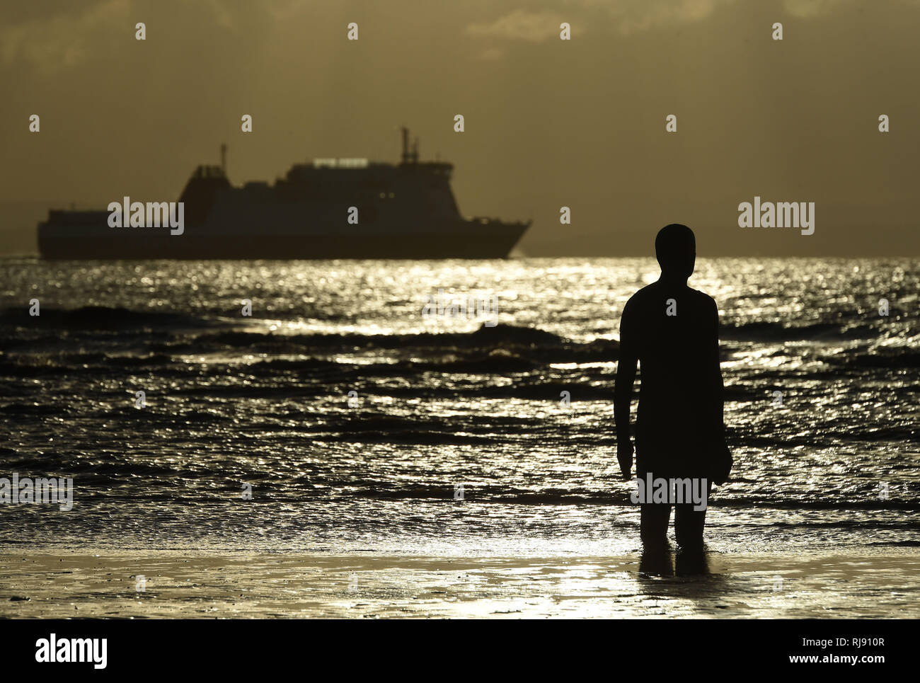 Antony Gormley" an einen anderen Ort "am Crosby Beach. 6. Januar 2018. Stockfoto