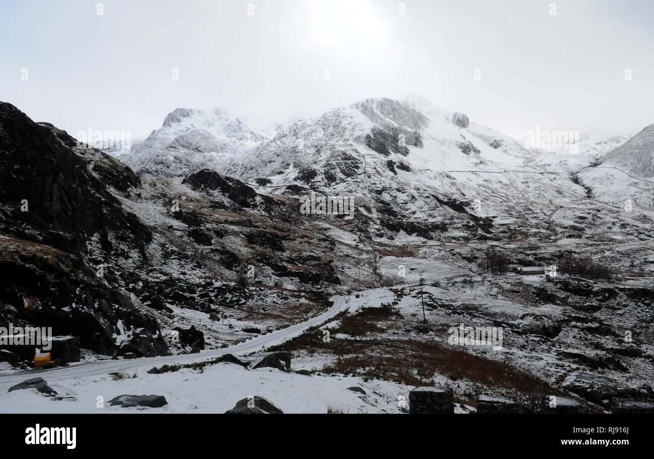 Wetter - Schnee und Eis auf der A 5 in der Ogwen Valley. Snowdonia Dyffryn Ogwen verkleidet im Schnee Dienstag, 22. Januar 2019. Stockfoto