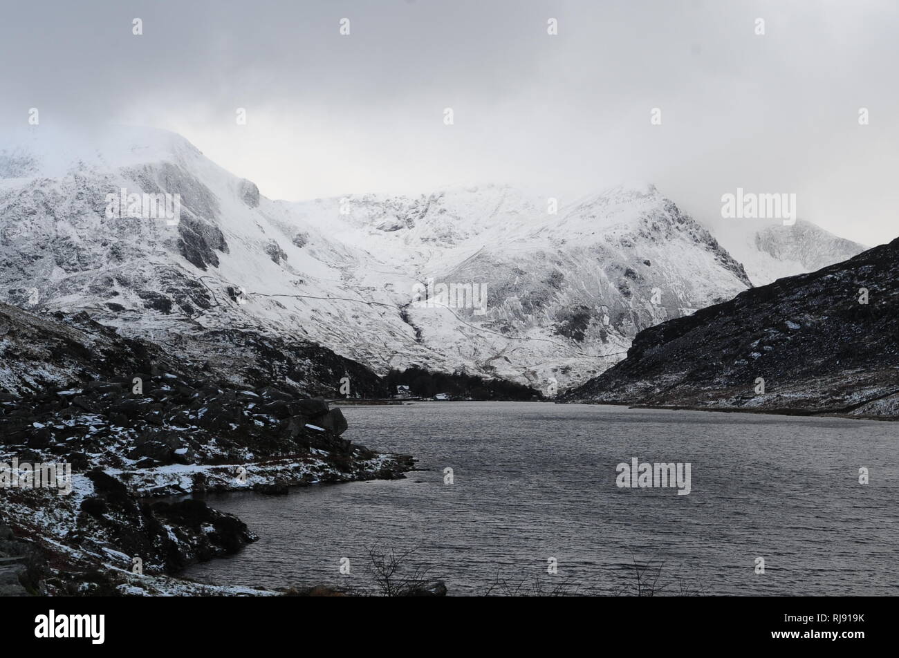 Wetter - Schnee und Eis auf der A 5 in der Ogwen Valley. Snowdonia Dyffryn Ogwen verkleidet im Schnee Llyn Ogwen Dienstag, 22. Januar 2019. Stockfoto