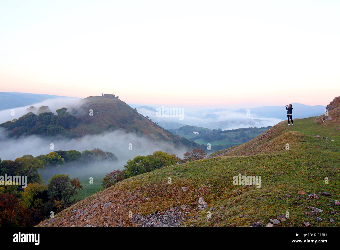 Wetter. Eine Inversion Wolkenbildung im Laufe des 13. Jahrhunderts Castell Dinas Bran oben Llangollen wie Dawn breaks vor hohen Temperaturen für diese Zeit des Jahres prognostiziert. Mittwoch 10. Oktober 2018. Stockfoto