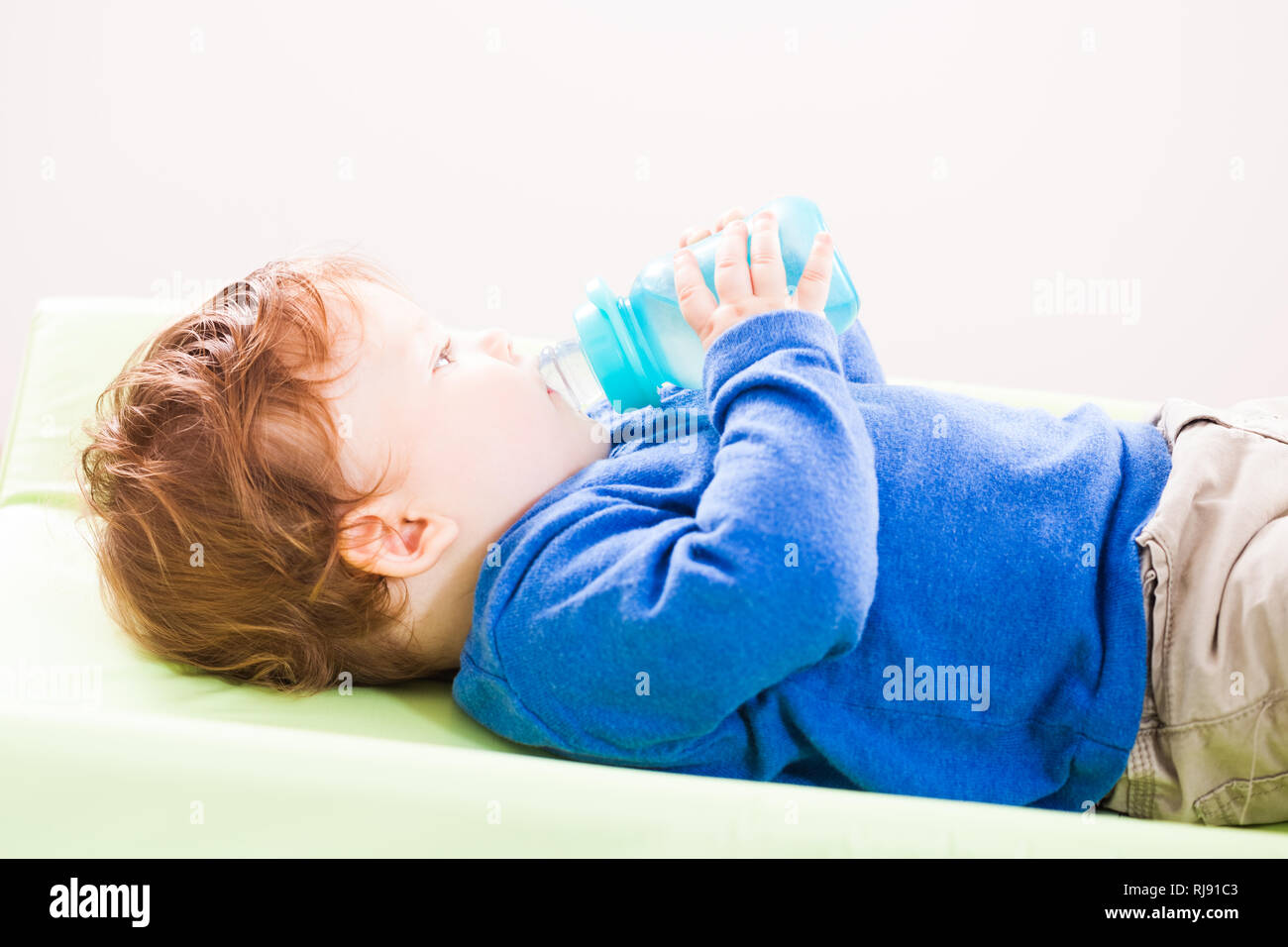 Baby Boy Trinkwasser Stockfoto