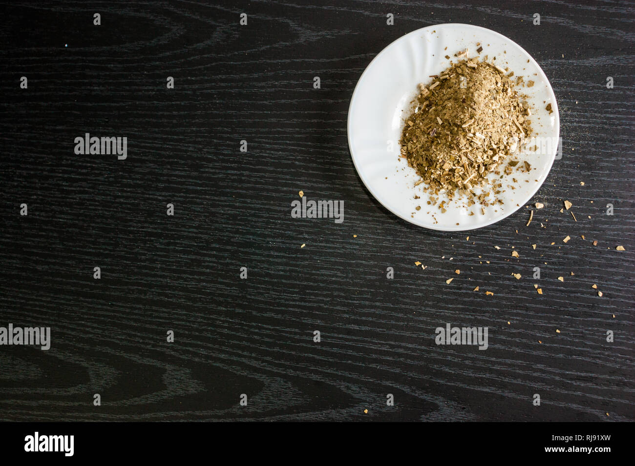 Künstlerische Fotografie der yerba mate Infusion, typische aus Argentinien, in eine weiße Platte, über einen dunklen Hintergrund Stockfoto