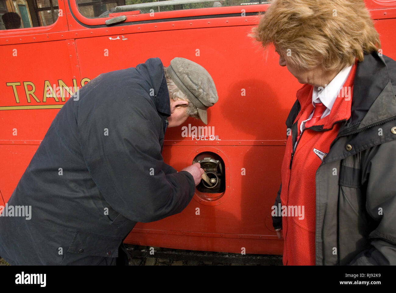 Routmaster Bus. Kraftstofftank eintauchen Stockfoto