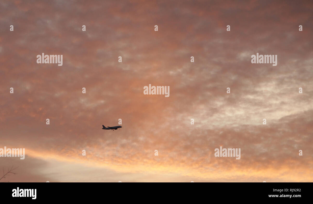 Manchester, England, 5, Februar, 2019. Ein Flugzeug Absteigend an der Manchester Flughafen zu landen. © Ged Noonan/Alamy Nachrichten Stockfoto