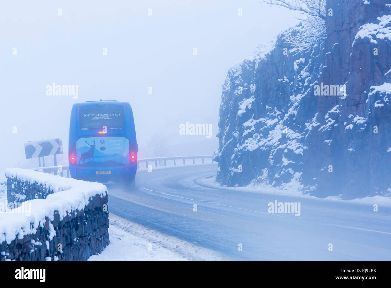 Mercedes-Benz midi-Trainer, den das Fahrzeug entlang der A82 Straße im Winter im Schnee herum an Rannoch Moor, Highlands, Schottland im Winter Stockfoto