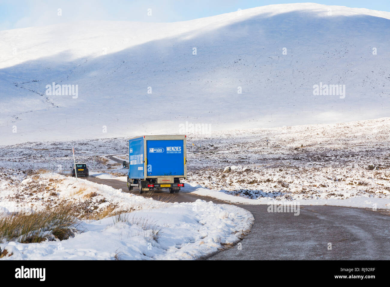 Menzies Distribution Lkw Fahrzeug entlang der A82 Straße am Tag der Winter mit Schnee um an Rannoch Moor, Highlands, Schottland im Winter Stockfoto