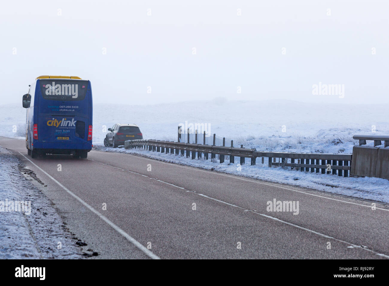 Scottish citylink Trainer 915 Fahrzeug entlang der A82 Straße am Tag der Winter mit Schnee um an Rannoch Moor, Highlands, Schottland im Winter Stockfoto