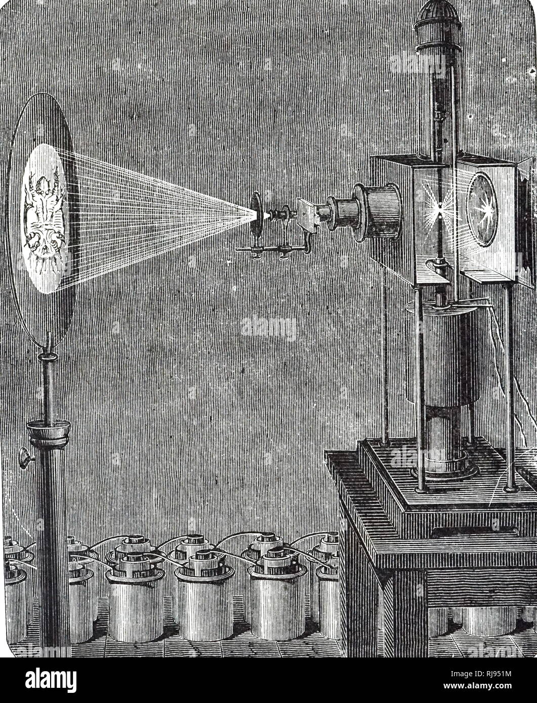 Eine Gravur, eine Batterie von nassen Zellen verwendet werden, die Stromversorgung eines Lichtbogen-schweiLampe Beleuchtung ein Mikroskop zu projizieren. Vom 19. Jahrhundert Stockfoto