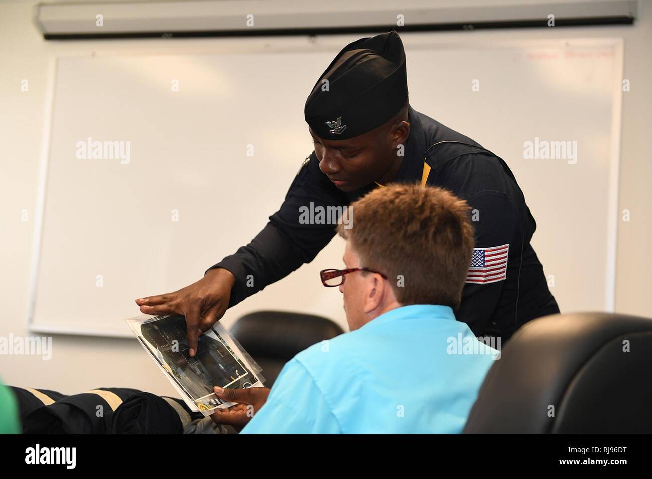 JACKSONVILLE, Fla. (Nov. 2, 2016) Petty Officer 2. Klasse Arthur Stockpole, sieben Mannschaft Leiter der U.S. Navy Flight Demonstration Squadron, Die Blue Angels, debriefings Jacksonville - Bereich wichtigen Einflussnehmern auf Sicherheitsvorkehrungen, bevor Sie backseat Fahrten in einem F/A-18 Hornet der Geschwader zugewiesen. Die Engel sind in Jacksonville für das Meer 2016 und Himmel Spektakuläre in Jacksonville Beach mit anderen militärischen und zivilen Flug Teams, Live-Unterhaltung und die Möglichkeit militärischer Flugzeuge und Fahrzeuge zu sehen. Stockfoto