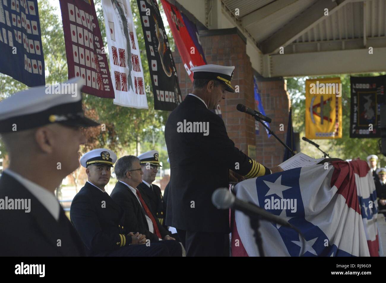 KINGS Bay, Ga (Nov. 4, 2016) Stellvertretender Leiter der Marineoperationen Adm. Bill Moran liefert Erläuterungen bei einem U-Boot Veteran Zeremonie am Zweiten Weltkrieg Pavillon auf der Naval Submarine Base Kings Bay, Ga., Nov. 4. Die jährliche Veranstaltung ehrt die Weltkrieg-II-U-Boot Veteranen und erinnert sich an die 52 amerikanischen und 83 Britische u-Boote im Krieg verloren. Stockfoto