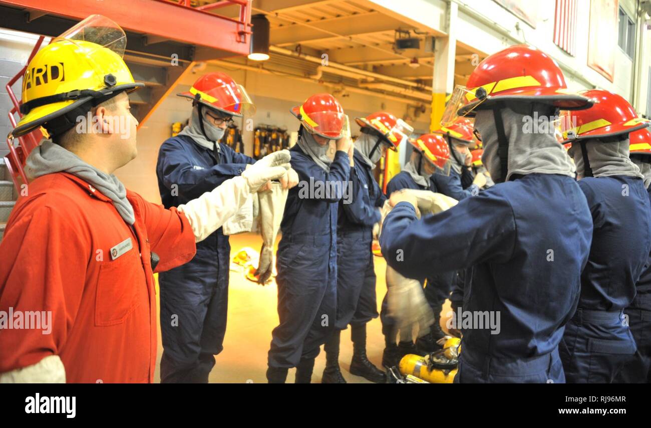 GREAT LAKES, Illinois (Nov. 2, 2016) Rekruten aus der Abteilung 001 don Brandbekämpfung Ausrüstung Nov. 2 Während der Brandbekämpfung Anwendungen um das Training der Befehl rekrutieren. Feuerwehr Ausbildung ist während der Woche sechs von acht Wochen von Boot campt Training mit Anwendungen, die benchmark Klasse durchgeführt. Rund 38.000 Rekruten Absolvent jährlich nur von Boot Camp der Marine. Stockfoto