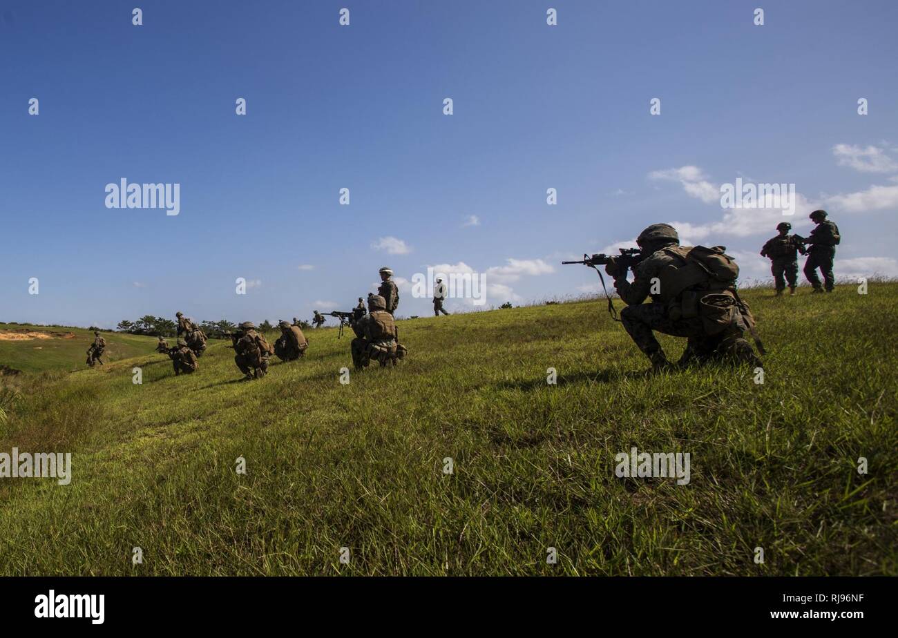 Marinesoldaten und Matrosen Durchführung einer Live-fire Angriff auf Bereich 2, ein Maschinengewehr in der zentralen Ausbildung Bereich des Lagers Hansen, Okinawa, Japan während Blau Chromit 17, November 3, 2016. Blau Chromit ist eine in den USA - nur Übung, die die Navy-Marine Corps expeditionary, Amphibischen schnelle Reaktionsfähigkeit in Okinawa und die größere Indo-Asia-Pazifik-Region stärkt. 3 Bataillon, 3. Marine Regiment, ist ein Einsatz von Kaneohe Bay, Hawaii, 3. Marine Division, III Marine Expeditionary Force in Okinawa, Japan. Stockfoto