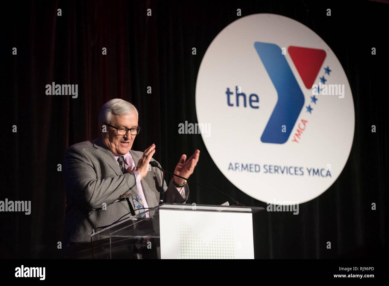 Pensionierte US-Armee Generalmajor Lee Baxter, Vorsitzender des Vorstands, begrüßt die Teilnehmer zu den 2016 Armed Services YMCA Engel der Battlefield Awards Gala in Arlington, Va., Nov. 03, 2016. Die 10. jährliche Engel der Battlefield Awards Gala geehrt, Mediziner, corpsmen und pararescuemen, die außerordentlichen Mut, während die Verwaltung lebensrettende medizinische Behandlung und Trauma care auf dem Schlachtfeld gezeigt. Stockfoto