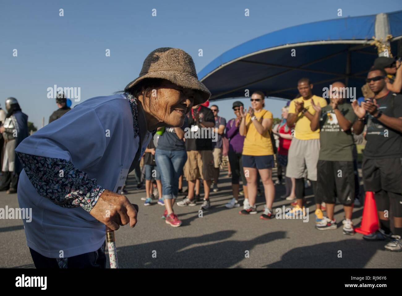 Eiko, Kadena Special Olympics Athlet, erhält Grüße und Prost von Freiwilligen während der Athlet Anreise Veranstaltung Nov. 5, 2016, bei Kadena Air Base, Japan. Rund 1.000 amerikanische Freiwillige mit mehr als 500 lokalen Dolmetscher gepaart KSO Athleten, die von sechs bis 95 Jahren reichten zu unterstützen. Stockfoto