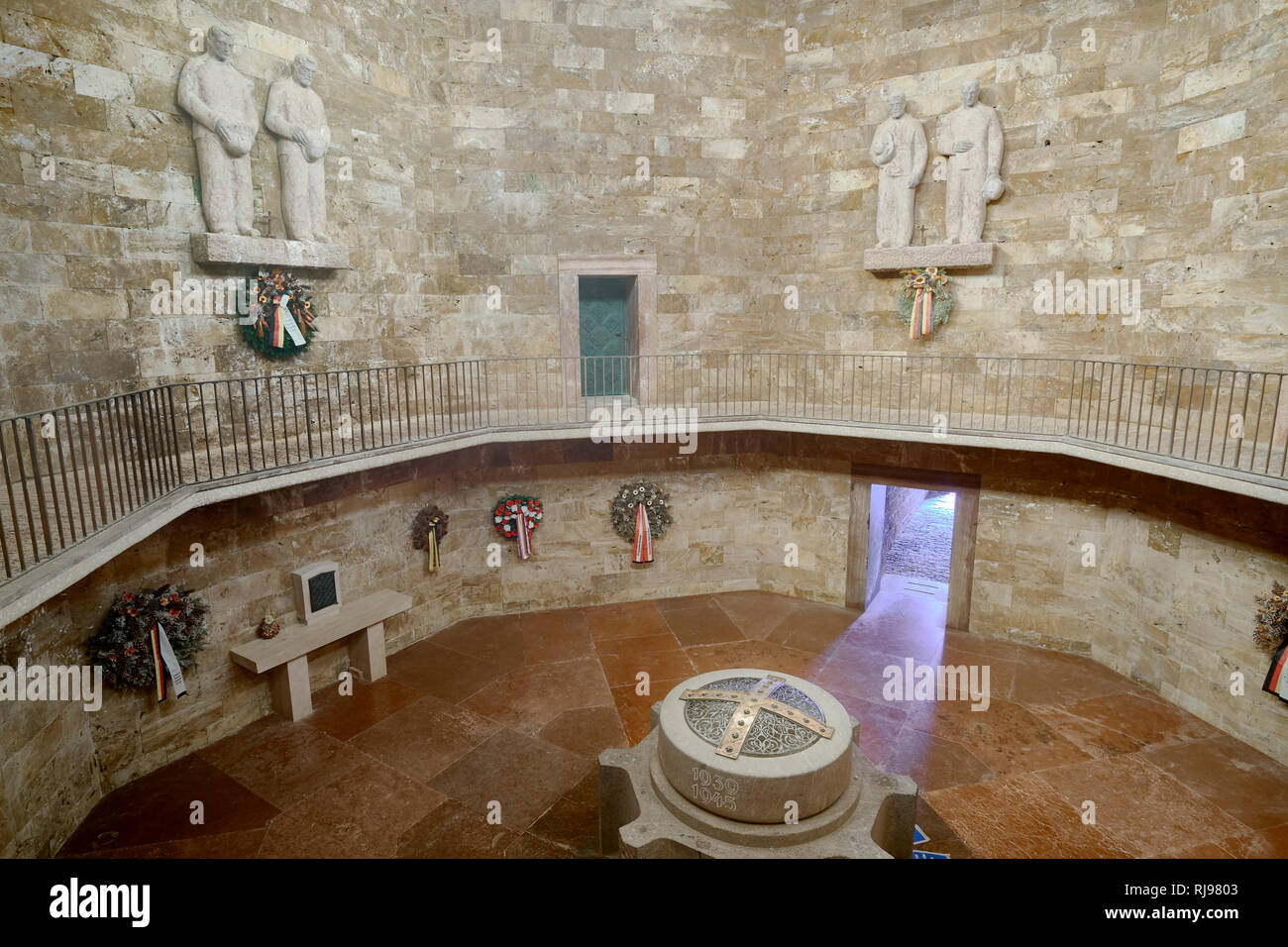 Innenraum der Austo-German Karner am Passo Pordoi, Dolomiten, Venetien, Italien. Denkmal, Gedenkstätte und das Grab von WW1 and WW2 Soldaten Stockfoto