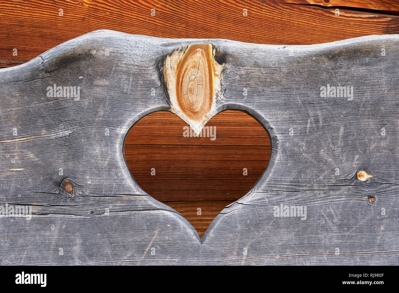 Herzform schneiden sich in einer Sitzbank, Valle dei Mulini, Longiaru, Dolomiten, Alta Badia, Südtirol, Italien Stockfoto
