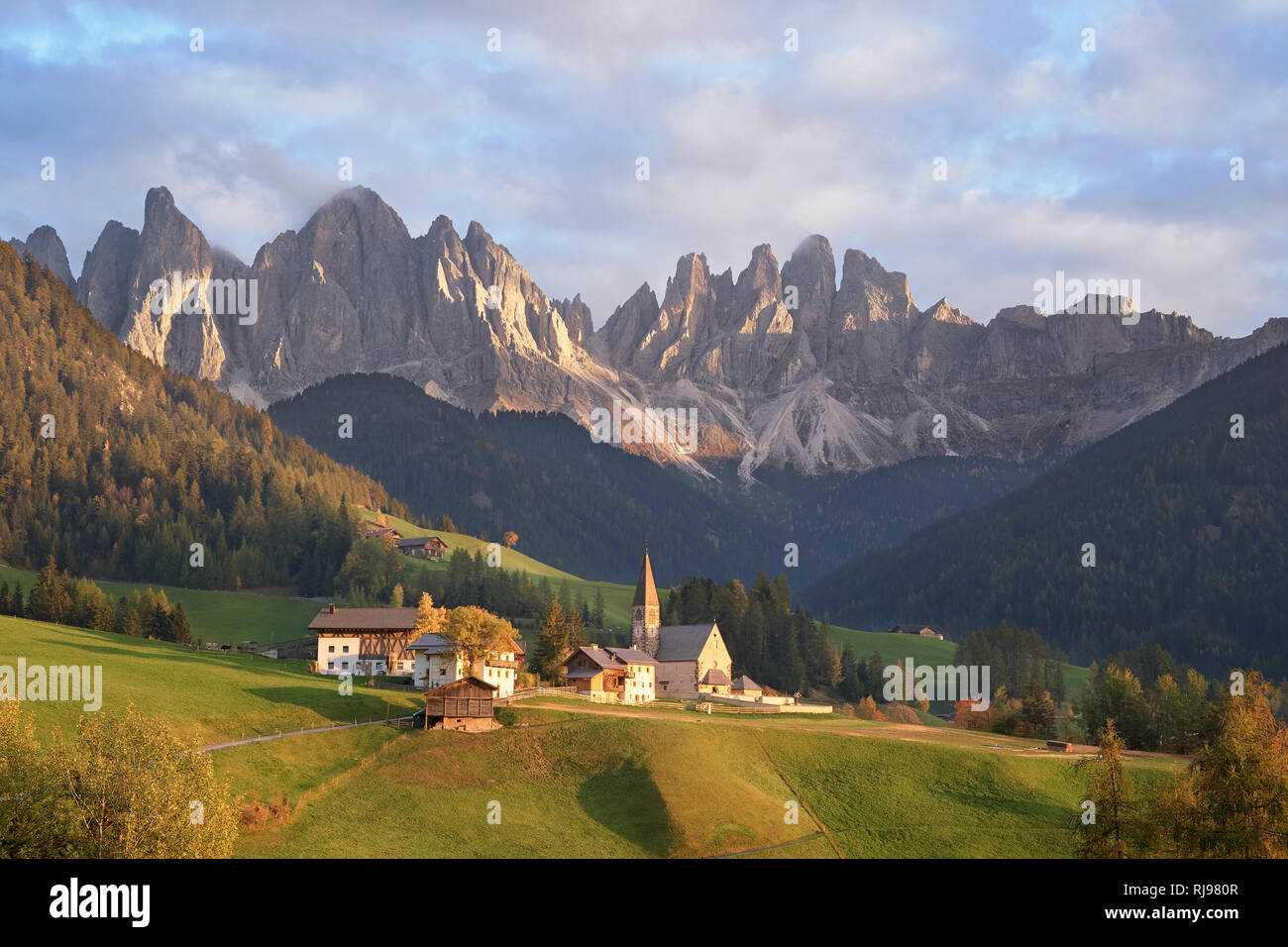 Herbst Blick auf Santa Maddalena oder St. Magdalena Kirche, Val di Funes, Dolomiten, Südtirol, Italien Stockfoto
