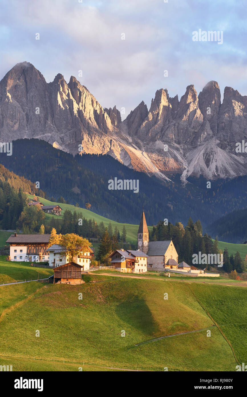 Herbst Blick auf Santa Maddalena oder St. Magdalena Kirche, Val di Funes, Dolomiten, Südtirol, Italien Stockfoto