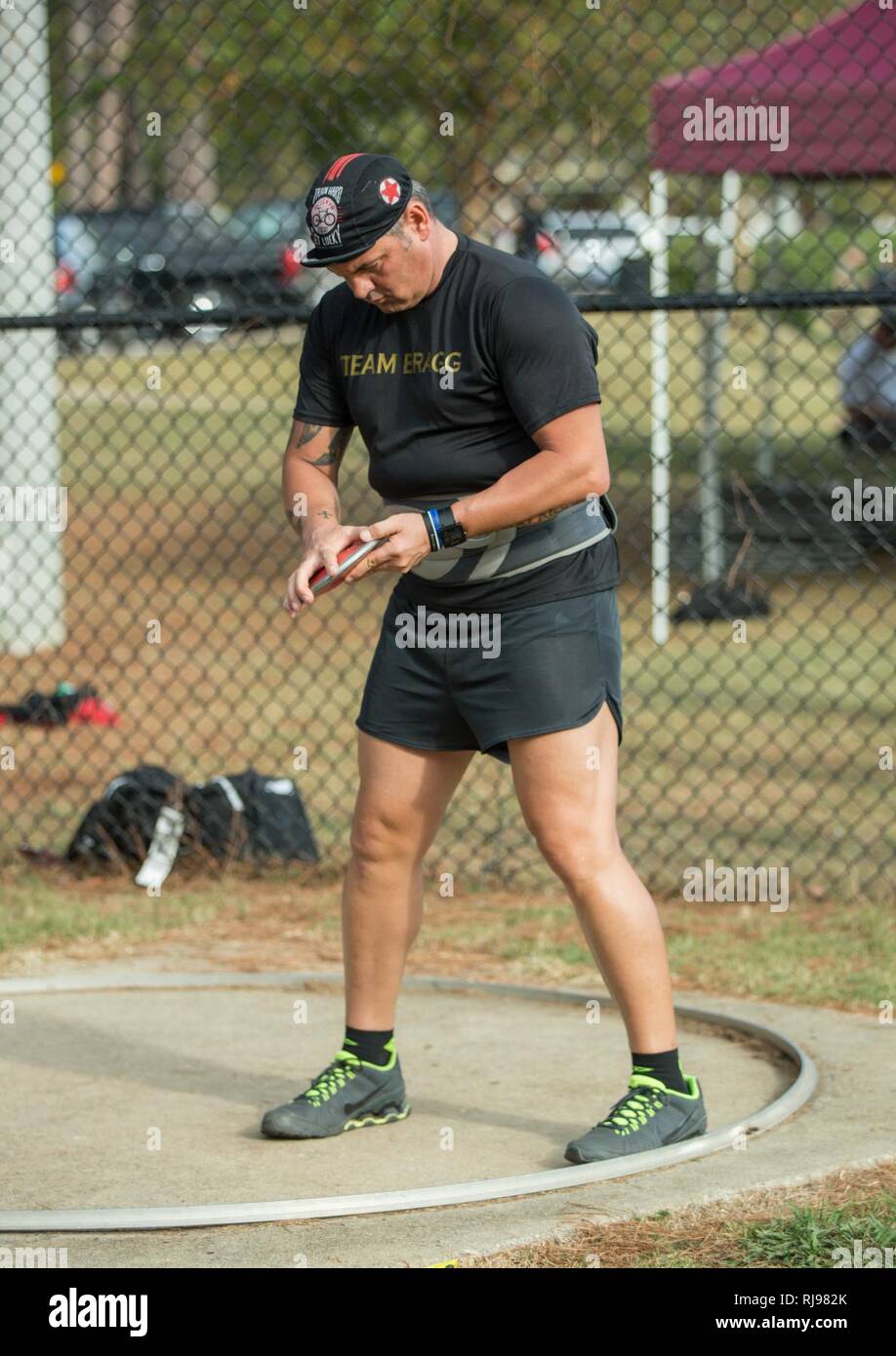 Us-Armee Sgt. James Bigham, Fort Bragg, bereitet sich für das Diskuswerfen bei den regionalen Gesundheit Command-Atlantic 2016 Krieger spiele Regionale Studien Wildwood Park in Columbus, Ga., Nov. 2, 2016 werfen. Die regionalen Gesundheit Command-Atlantic ist einer von vier Armee regionale Gesundheit hosting regionale Studien über dem Land. Die regionalen Konkurrenten, die im Qualifying events Excel wird zur Armee Krieger Spiele voraus in Fort Bliss, Texas, im Februar 2017. Stockfoto