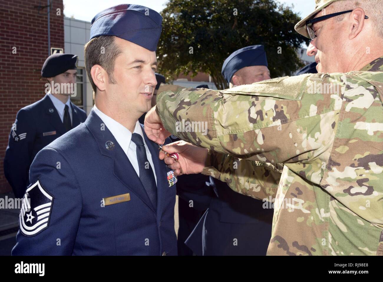 Us-Armee Generalmajor Greg Lusk (recht), Adjutant General von Nord-carolina, Auszeichnungen Master Sgt. Zachary S. Huffines (links), 145 Kommunikation Flug, mit der Meritorious Service Medal während einer Rampe Ausbildung an der North Carolina Air National Guard Base, Charlotte Douglas International Airport, Nov. 6, 2016 statt. Huffines erhielt die Auszeichnung für seinen Dienst als Einheit Cyber Security Arbeitsplatz Supervisor von März 2011 bis Juni 2016. Stockfoto