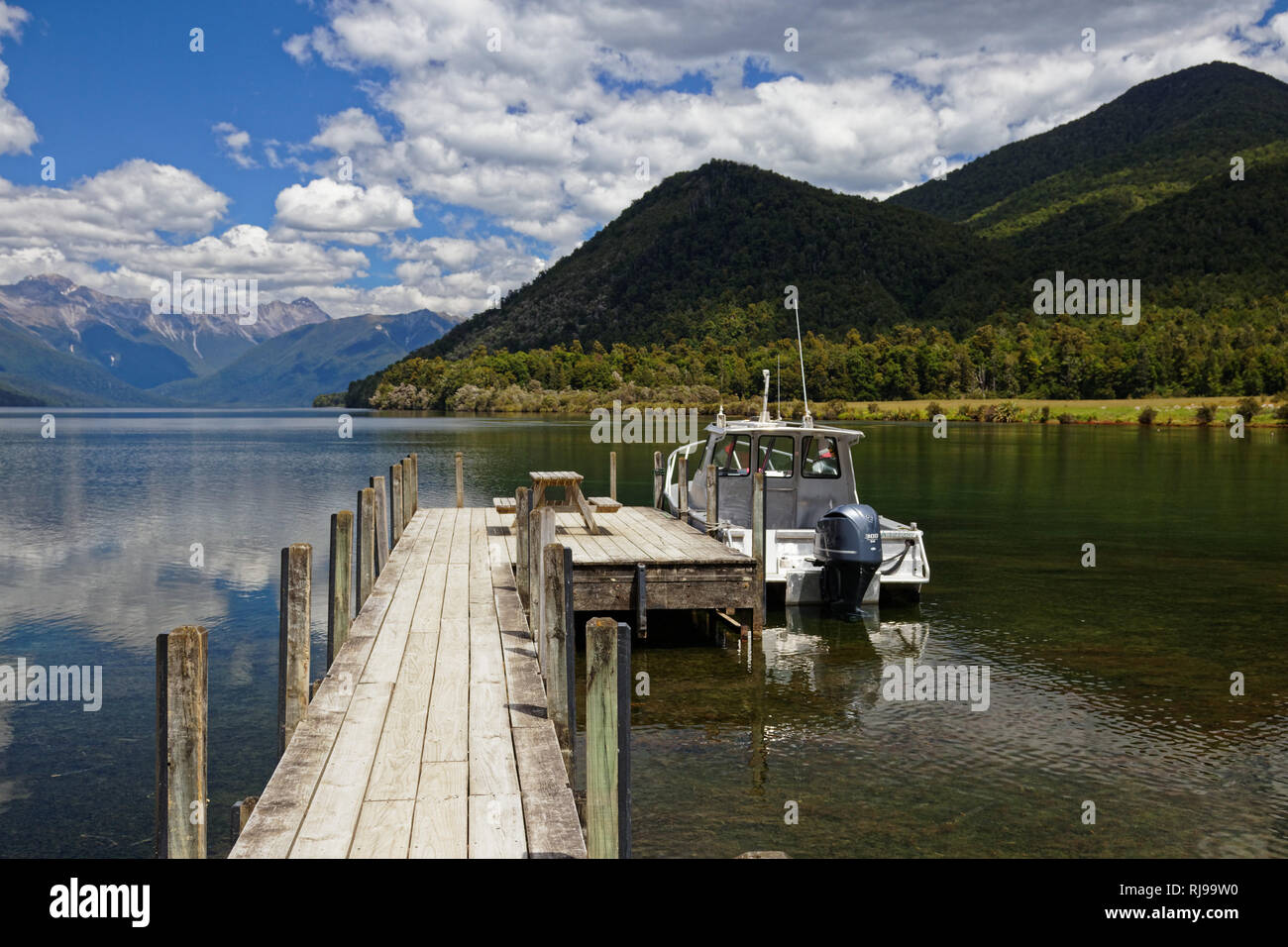 Wasser Taxi vertäut am Steg auf Lake Rotoroa, Nelson Lakes National Park, Neuseeland. Stockfoto